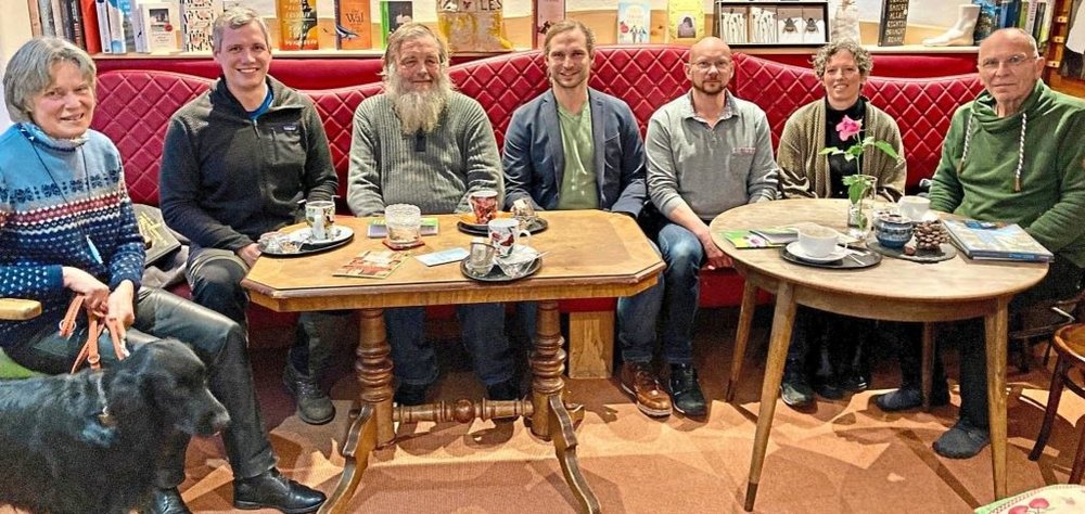 Über die Entwicklung am und um das Skifahrer-Dorado Almberg unterhielten sich Gudula Lermer (Leiterin des Forstbetriebs Neureichenau der Bayerischen Staatsforsten) mit ihrem Vierbeiner Barry, Grünen-MdL Christian Zwanziger, , MdL Toni Schuberl, Grünen-Kreisvorsitzender Alexander Rohde, Grünen-Kreisrätin Sandra Prent und Heinz Lang, in dessen früherem Buchladen das Treffen stattfand. −Foto: Karl 