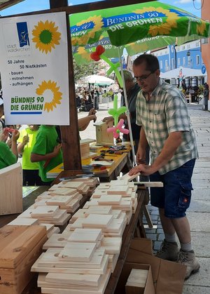 Elena bei der Gestaltung ihres Nistkastens – 50 Stück wurden fürs Stadtjubiläum gebaut.