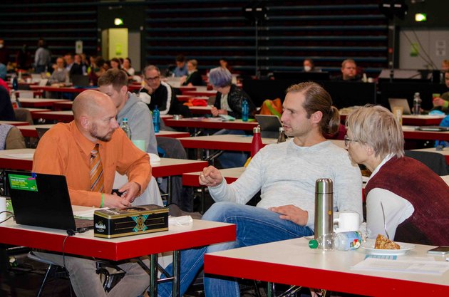Freyunger Delegierte Alexander Rohde und Antje Laux in der Diskussion mit MdL Toni Schuberl