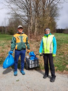 Andrea Parzefall mit Sohn Stefan um Schlößbach. -Foto: Richard Parzefall