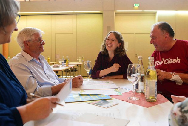 Elisabeth Hafner-Seidl (ganz links), Eva Lettenbauer, Landesvorsitzende (Mitte) und Erhard Grund, MdB (rechts) Foto: Schoyerer