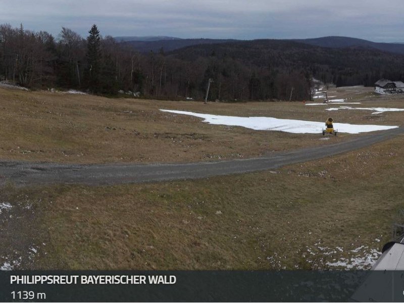 Momentaufnahme mit (Kunst?)Schnee-Resten im Skizentrum Mitterdorf vom 17. Januar 2023. Seit der Saisoneröffnung am 16. Dezember 2022 war der Betrieb der Lifte bisher nur an wenigen Tagen möglich. Screenshot: mitterdorf.info/ da Hog’n