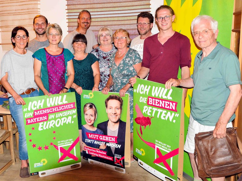 Grünen Mitglieder mit Wahlplakaten
