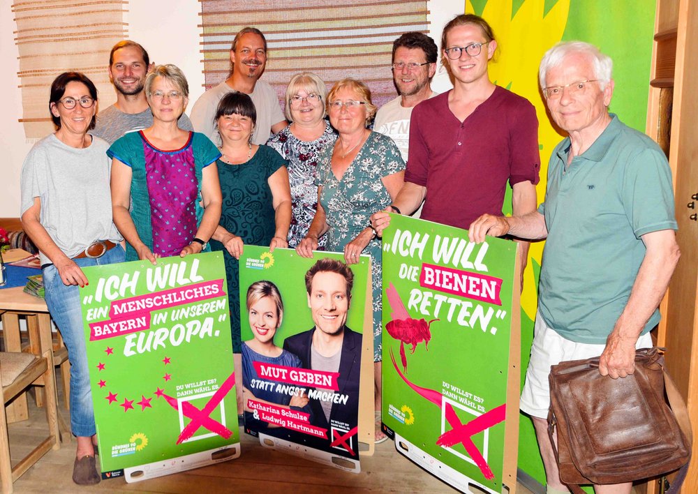 Grünen Mitglieder mit Wahlplakaten Grünen Mitglieder mit Wahlplakaten