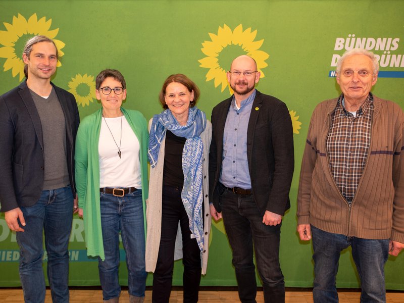 Die Delegierten Andrea Parzefall, Alex Rohde und Manfred Förster mit den gewählten Landtagskandidat*innen Toni Schuberl (KV FRG) und Jutta Koller (KV PA-Land) 