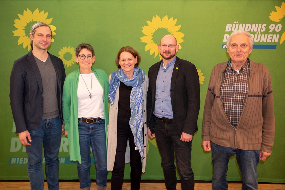 Die Delegierten Andrea Parzefall, Alex Rohde und Manfred Förster mit den gewählten Landtagskandidat*innen Toni Schuberl (KV FRG) und Jutta Koller (KV PA-Land) 