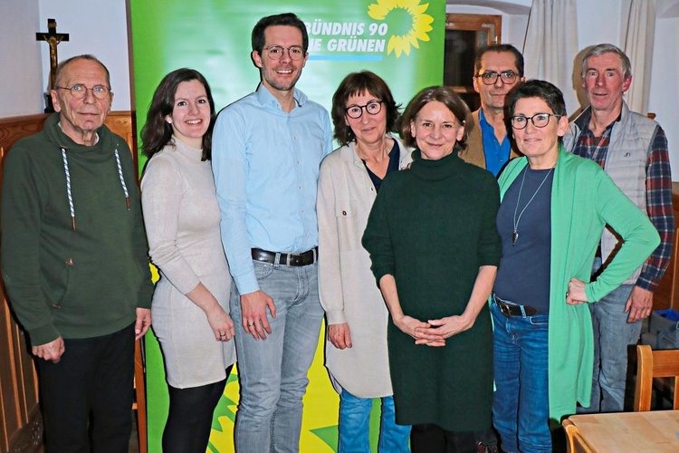 Frohgemut in den Wahlkampf: Heinz Lang (v.l.), Verena Holzbauer, Hubert Holzbauer, Uli Bogner, Jutta Koller, Richard Parzefall, Andrea Parzefall und Josef Holzbauer. −Foto: PNP 