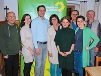 Frohgemut in den Wahlkampf: Heinz Lang (v.l.), Verena Holzbauer, Hubert Holzbauer, Uli Bogner, Jutta Koller, Richard Parzefall, Andrea Parzefall und Josef Holzbauer. −Foto: PNP 