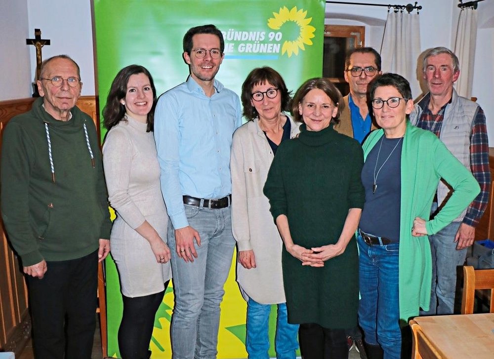 Frohgemut in den Wahlkampf: Heinz Lang (v.l.), Verena Holzbauer, Hubert Holzbauer, Uli Bogner, Jutta Koller, Richard Parzefall, Andrea Parzefall und Josef Holzbauer. −Foto: PNP 